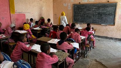 Los alumnos de la escuela Silk Amba, en Dessie, atienden la lección de idioma amhárico el pasado 30 de marzo de 2022.