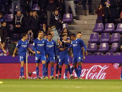 Los jugadores del Sevilla celebran el gol de Banega. 