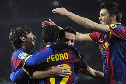 Messi, Xavi y Villa (de izquierda a derecha) felicitan a Pedro por uno de sus goles.