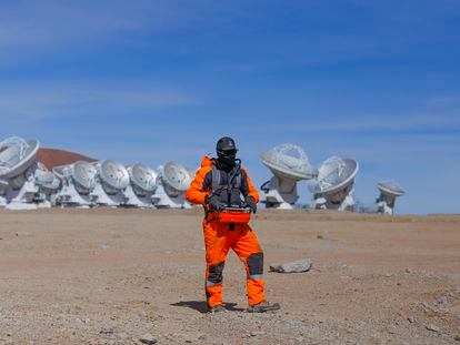 El operador del camión hecho a la medida para mover las antenas de ALMA se encuentra en el sector donde se reubicara la antena satelital, el 19 de mayo de 2022.