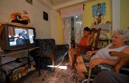Una familia ve a través de la televisión en su casa de La Habana, el nombramiento formal de Miguel Díaz-Canel como nuevo presidente del país tras la salida del poder de Raúl Castro.