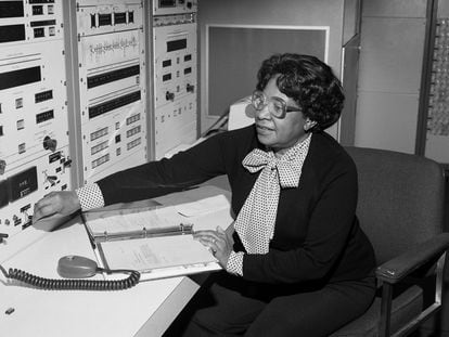 La primera ingeniera y matemática afroamericana de la NASA, Mary Jackson, opera una computadora en 1980.