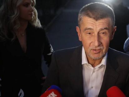 Andrei Babis atiende a los medios, este s&aacute;bado en Praga.