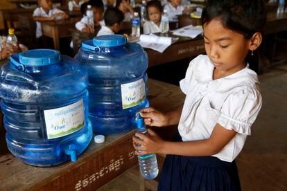 Niños en una escuela de Camboya donde tienen acceso al agua segura.