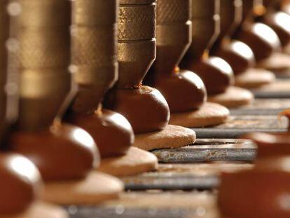 Fabricación de alfajores en la fábrica de Havanna en Mar del Plata.