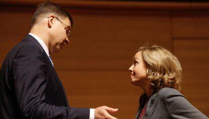 La ministra Nadia Calviño con el vicepresidente de la Comisión Europea Valdis Dombrovskis este martes en Luxemburgo.