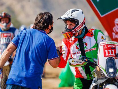 David Castera, director del Rally Dakar, saluda a Pierre Cherpin durante la celebración del podio de salida en Yedda el pasado día 2.