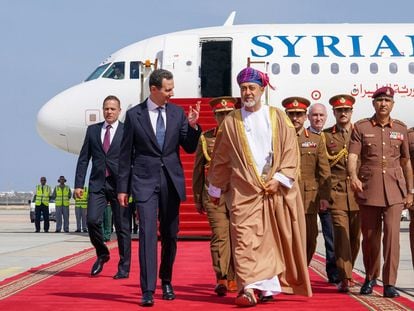 Bachar el Asad, recibido por el sultán de Omar, Haitham Bin Tariq al Said, a su llegada al aeropuerto de Mascate, el pasado 20 de febrero.
