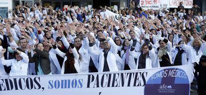 Unos 600 médicos de este hospital también sacan sus batas a bailar la canción 'Think', de Aretha Franklin, en defensa de la Sanidad Pública, al igual que hicieron ayer los del Doce de Octubre.