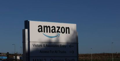 Un centro de servicios de Amazon en las afueras de Warrington, Reino Unido.