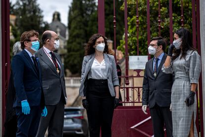 La presidenta de la Comunidad de Madrid, Isabel Díez Ayuso (en el centro), acompañada del alcalde de Madrid, José Luis Martínez Almeida (a la izquierda) y la vicealcaldesa de Madrid, Begoña Villacís, este viernes.
