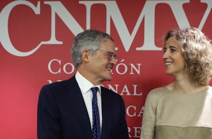 El nuevo presidente de la Comisión Nacional del Mercado de Valores, Sebastián Albella, y la vicepresidenta de la CNMV, Ana María Martínez-Pina,.