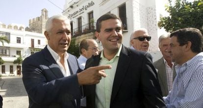 Javier Arenas y el elcalde de Vejer, Jos&eacute; Ortiz, en 2011.