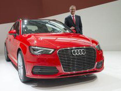 Rupert Stadler, consejero delegado de Audi, junto al A3 e-tron, h&iacute;brido enchufable que saldr&aacute; a la venta a finales de a&ntilde;o.