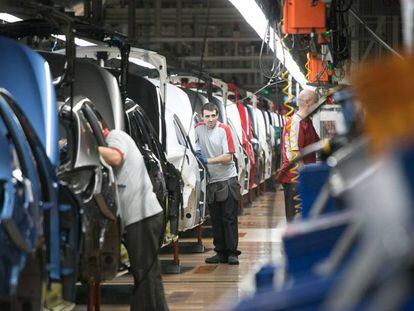 Operarios trabajan en la cadena de montaje de Seat en Barcelona. 