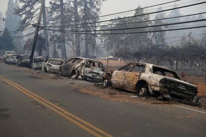 Vehículos calcinados en el incendio de Paradise, California, en el que han muerto cinco personas.