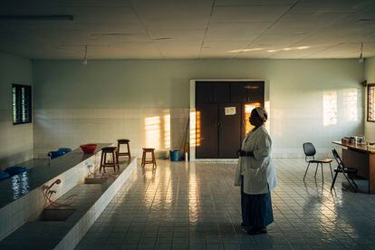 Florence Bilonda, la directora del hospital de Zoukougbeu desde 2018, en la sala donde se cura las heridas a los pacientes de úlcera de Buruli.