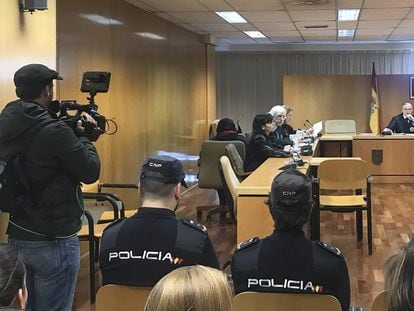 De espaldas, detrás de sus abogados y sentada en una silla, Sonia Bedoui, acusada de asesinar a su hijo recién nacido, en la primera jornada del juicio.