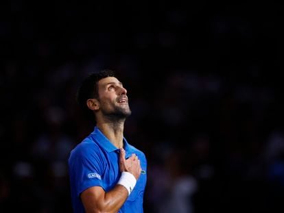 Djokovic celebra la victoria contra Tsitsipas en el pabellón de París-Bercy.