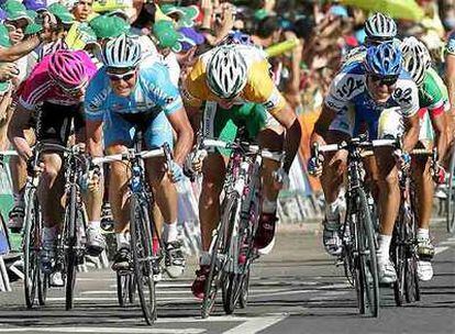 Erik Zabel encabeza un <i>sprint</i><b> en la pasada Vuelta.</b>