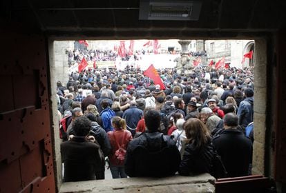 Manifestación en Santiago. Los cálculos de UGT y CC.OO. apuntan a que han secundado sus protestas unos 100.000 ciudadanos en toda Galicia