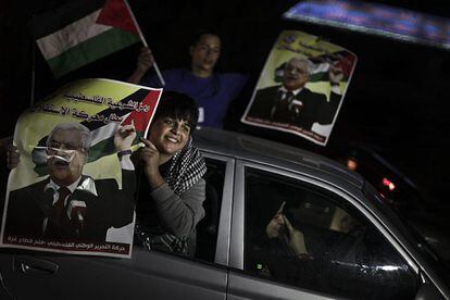 Palestinos celebran en las calles de la ciudad de Gaza la resolución que reconoce a la Autoridad Nacional Palestina como un Estado observador no miembro de la ONU