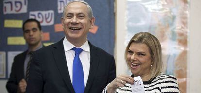 Benjamín Netanyahu y su esposa, Sara, en las elecciones de 2015.