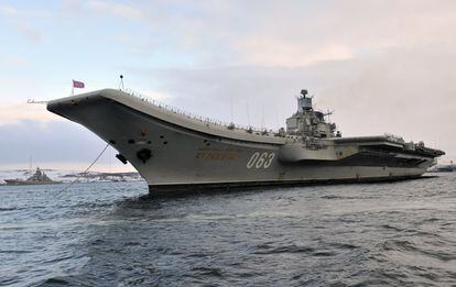 El portaaviones ruso Admirante Kuznetsov de vuelta a la base de Severomorsk de una misión frente a las costas sirias. Casi 3.500 personal militar lleva a bordo el buque botado en 1985, aún en época soviética.