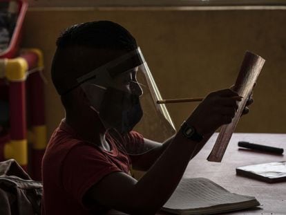 Un alumno toma clases en una escuela rural de Campeche (México), el año pasado.