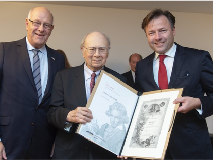 Lewis Lockwood, en el centro, recogiendo su diploma como Miembro de Honor de la Beethoven-Haus en 2018.