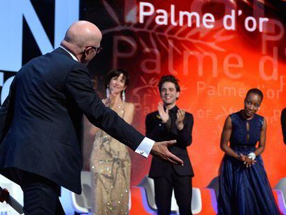 Los miembros del jurado de Cannes aplauden a Audiard.