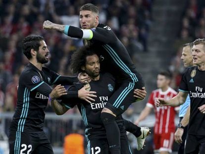 Sergio Ramos celebra el gol de Marcelo, el del empate del Real Madrid, ante Isco y Toni Kroos. En vídeo, declaraciones de Zinedine Zidane, entrenador del Real Madrid.