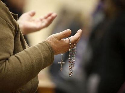 Una mujer reza en una iglesia en Francia.
