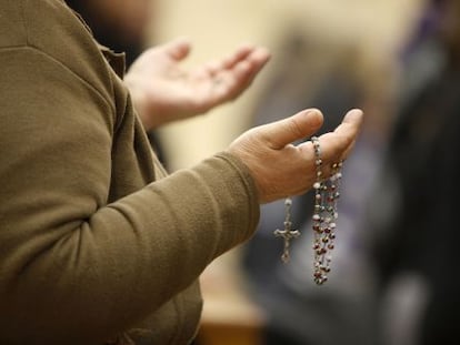 Una mujer reza en una iglesia en Francia.