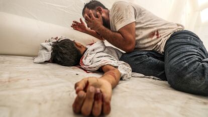 Un hombre llora sobre el cadáver de su hijo muerto en el hospital de Al-Shifa, tras un ataque aéreo israelí sobre Gaza.