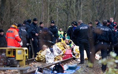 Varios activistas acamparon en las vías para impedir el paso del tren de residuos nucleares en Hitzacker, Alemania.