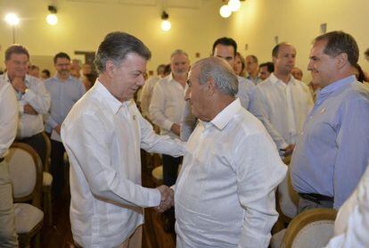 El presidente de Colombia saluda al empresario español Juan José Hidalgo