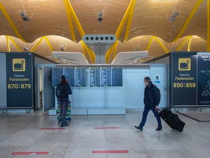 Pasajeros caminan por el aeropuerto Adolfo Suárez Madrid-Barajas.