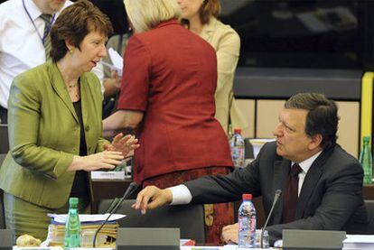 Barroso conversa con la jefa de la diplomacia europea, Catherine Ashton, durante el pleno.