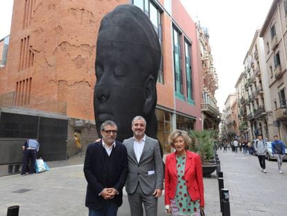 Jaume Plensa, Jaume Collboni y Mariona Carulla, delante de 'Carmela'.