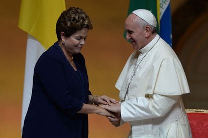 El Papa Francisco y la presidenta brasileña Dila Rousseff durante la ceremonia de bienvenida que tuvo lugar en el palacio de Guanabara en Río de Janeiro.