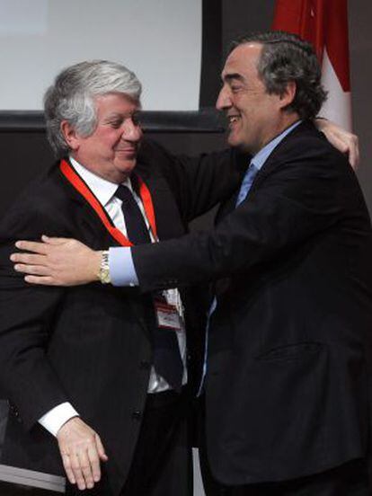 El presidente de la CEIM, Arturo Fernandez (izquierda), acompañado por el presidente de la CEOE, Juan Rosell.