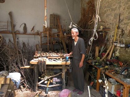 El artista japonés Hiroshi Kitamuram, en su taller del Empordà con los ramajes y materiales de poda con los que realiza sus composiciones.
