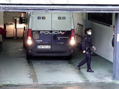 Furgón policial que ha trasladado a los juzgados al presidente del Colegio de Enfermería de Pontevedra, Carlos Fernández, su mujer y una de sus hijas.