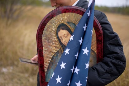 Partidarios del presidente de Estados Unidos celebran un mitin mientras esperan su llegada a Texas.