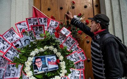 Un hombre deposita una flor, este martes, en homenaje al presidente chileno Salvador Allende.