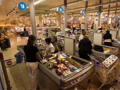 Interior del nuevo supermercado Caprabo de L&#39;Illa Diagonal de Barcelona.