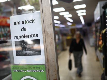 Un cartel en un establecimiento de Buenos Aires informaba el día 5 a los clientes de que los repelentes de mosquitos están agotados.