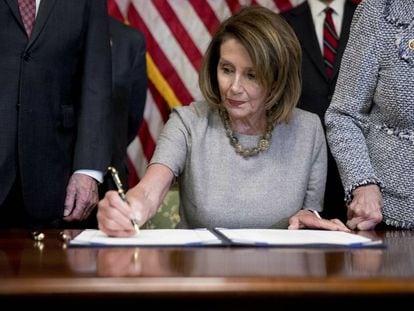  Nancy Pelosi, speaker de la C&aacute;mara de Representantes del Congreso, firma el acuerdo que se envi&oacute; a Trump