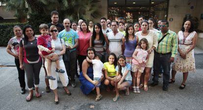 Decenas de afectados por la cancelación de vuelos, ante el hotel en el que permanecen.
